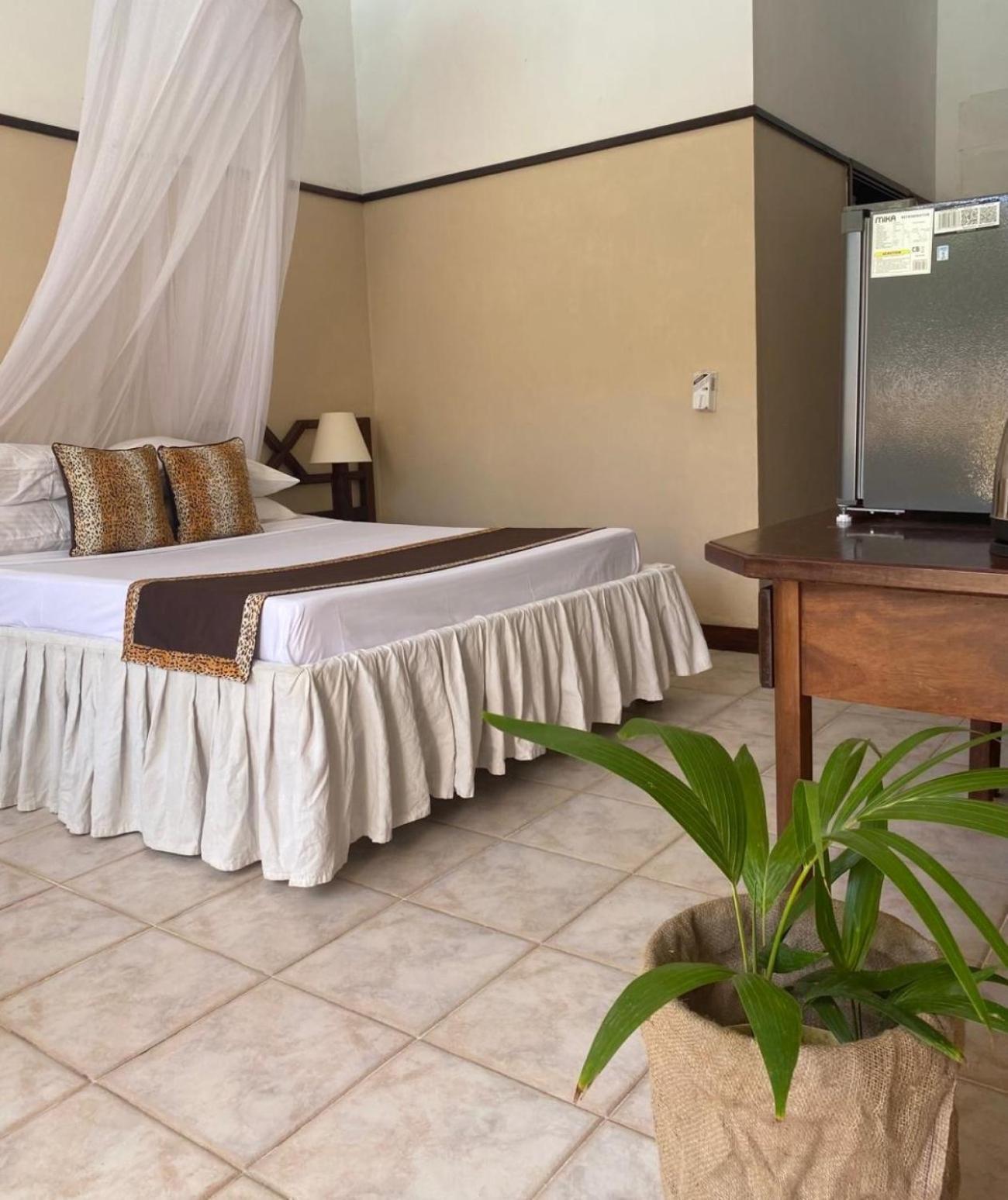 Indiana Beach Apartments Bamburi Esterno foto